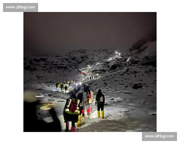 四姑娘山滑坠悲剧：16 岁少年未戴安全绳坠亡，航拍仅见雪地血迹